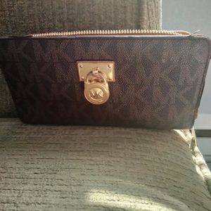 MICHAEL KORS BROWN CONTINENTAL/ WRISTLET WALLET W/GOLD LOCK HARDWARE.